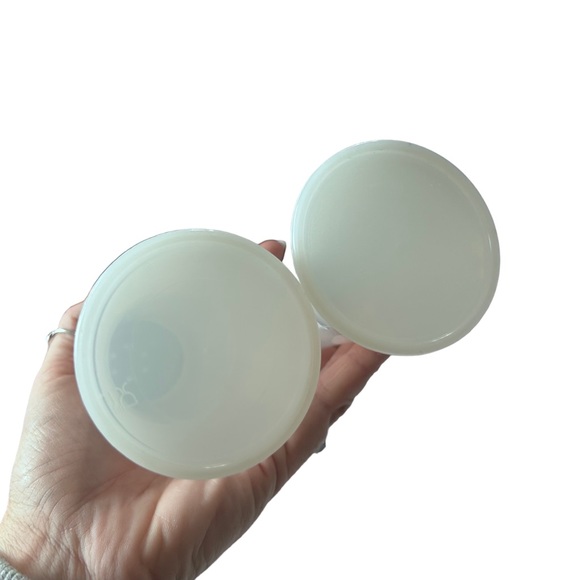 Tupperware 6" Hourglass Salt and Pepper Shakers - Picture 5 of 5